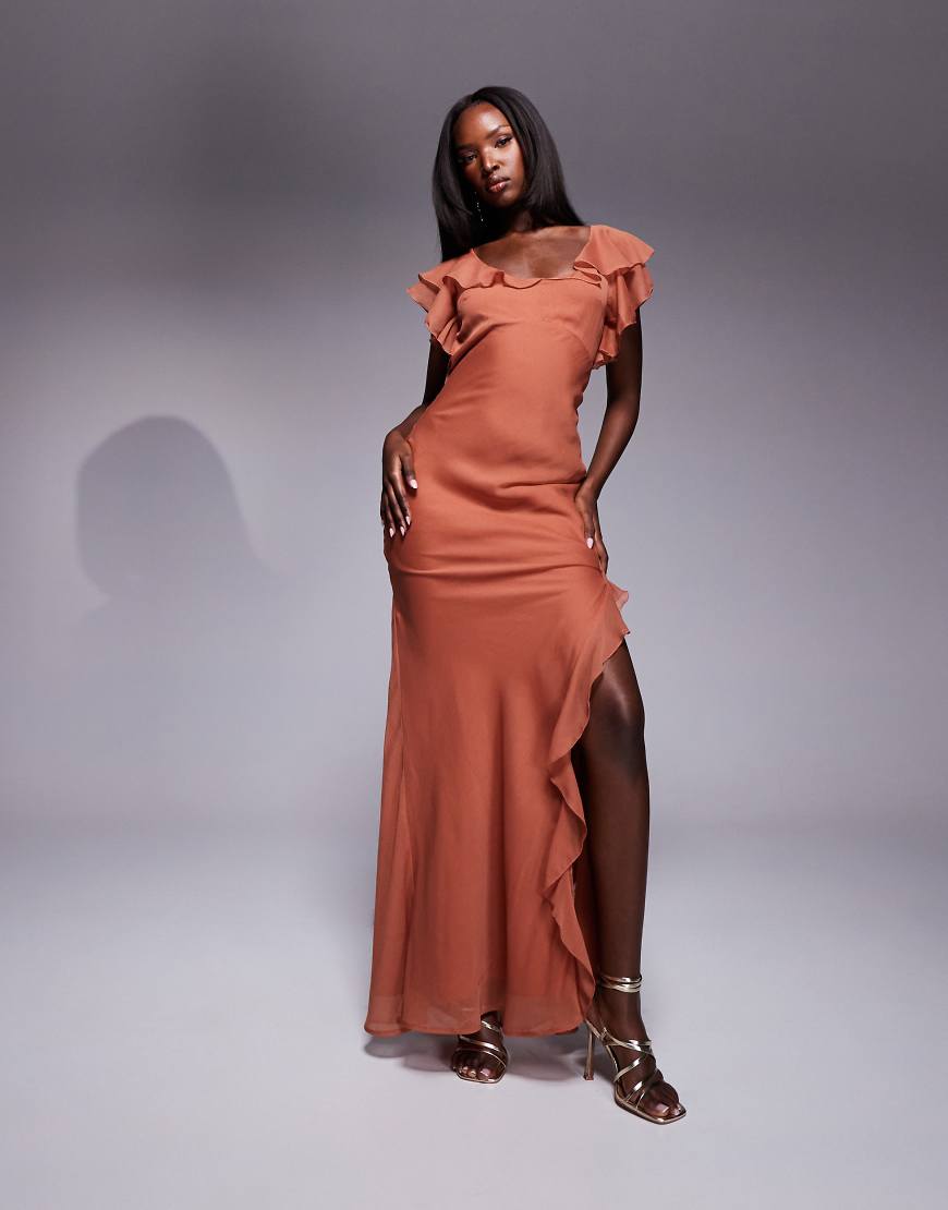 ASOS DESIGN - Maxikleid in Rostrot mit Rüschen, Flatterärmeln und Seitenschlitz von ASOS DESIGN