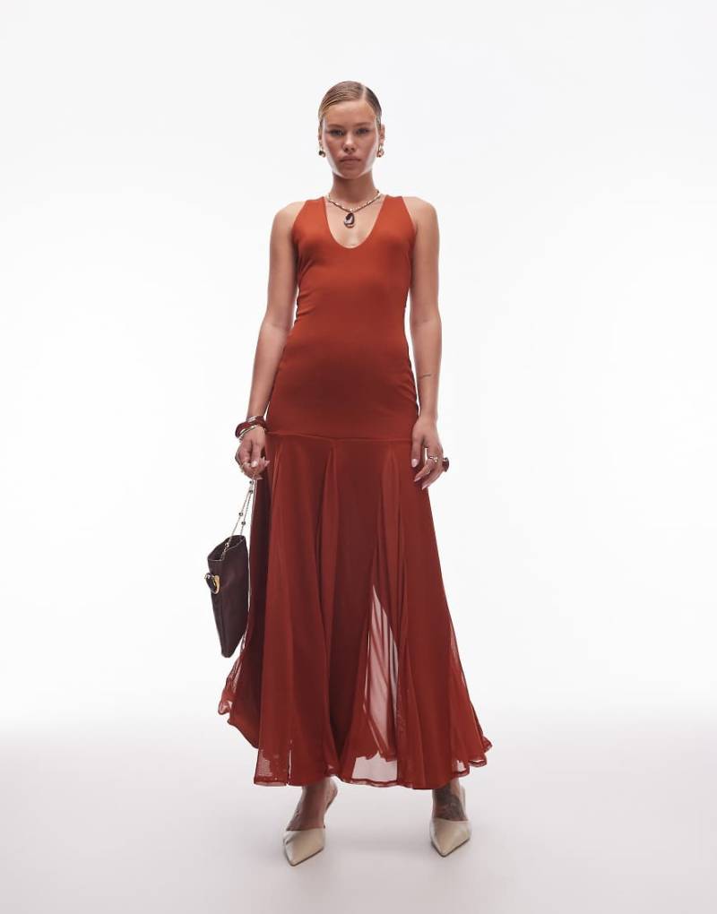 ASOS DESIGN - Maxikleid in Rostrot mit U-Ausschnitt und transparentem Godet-Rock-Orange von ASOS DESIGN