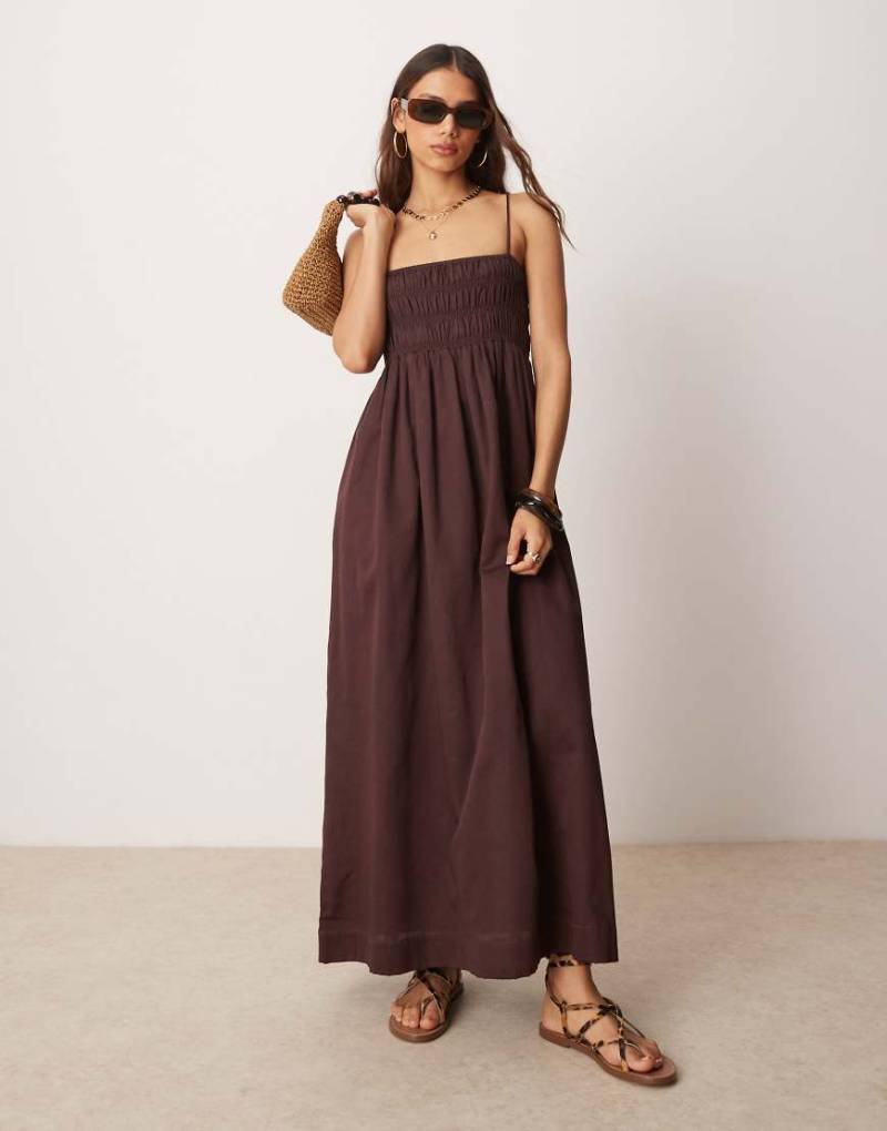 ASOS DESIGN - Maxikleid in Schokobraun aus Baumwoll-Satin mit gesmoktem Dekolleté von ASOS DESIGN