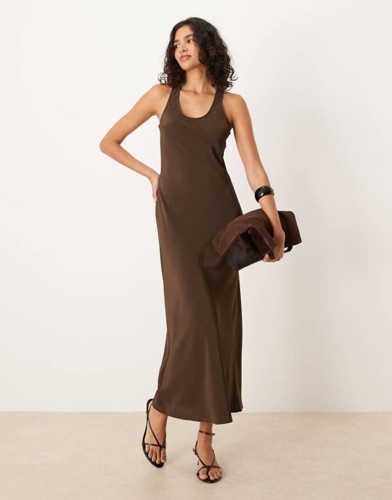 ASOS DESIGN - Träger-Maxikleid in Schokobraun aus Satin mit U-Ausschnitt-Bunt von ASOS DESIGN