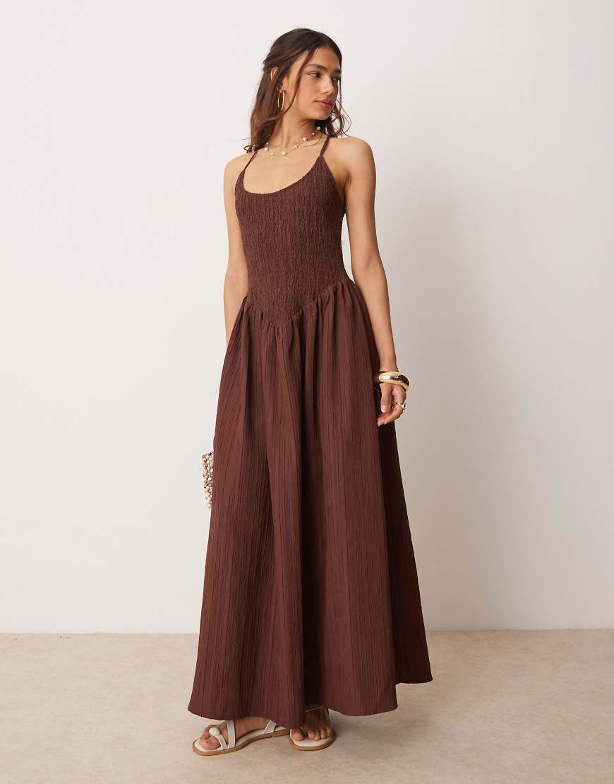 ASOS DESIGN - Maxikleid in Schokobraun mit Knitterstruktur, U-Ausschnitt und überkreuzten Rückenträgern ASOS DESIGN - Maxikleid in Schokobraun mit Knitterstruktur, U-Ausschnitt und überkreuzten Rückenträgern von ASOS DESIGN