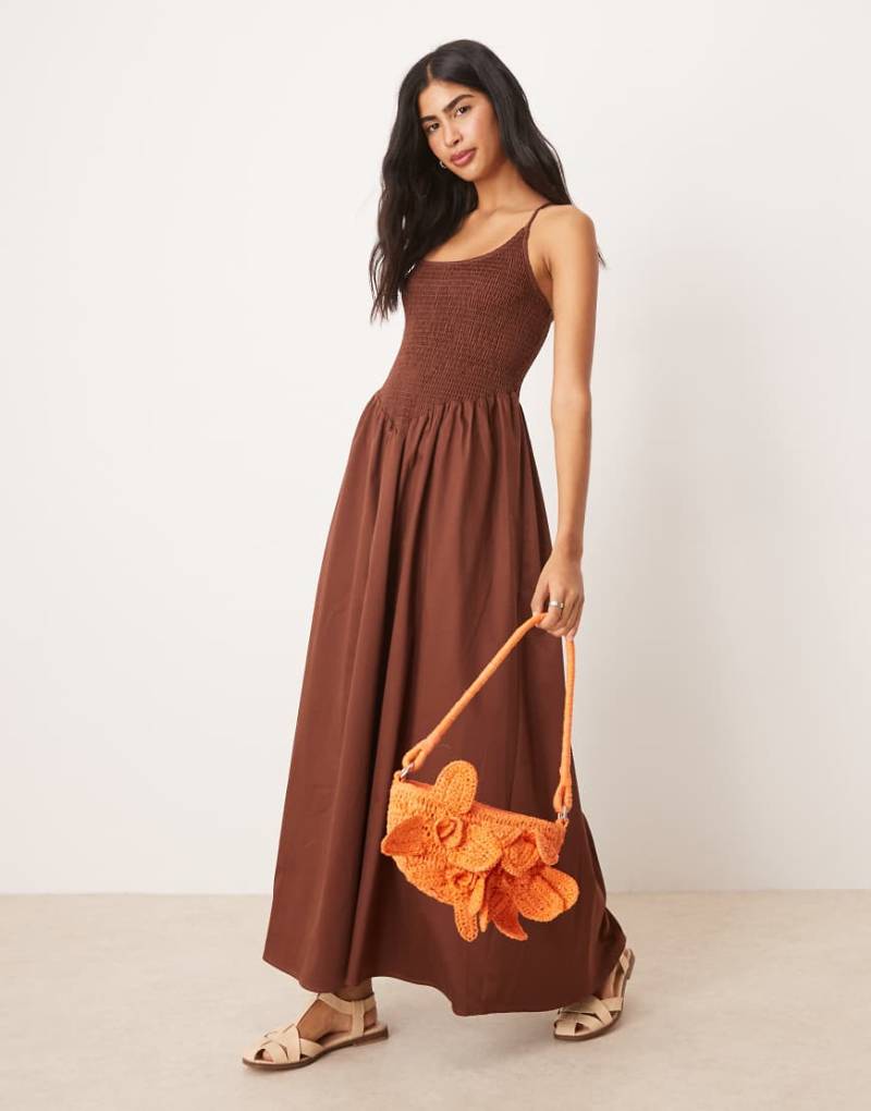 ASOS DESIGN - Maxikleid in Schokobraun mit Knitterstruktur, U-Ausschnitt und überkreuzten Rückenträgern von ASOS DESIGN