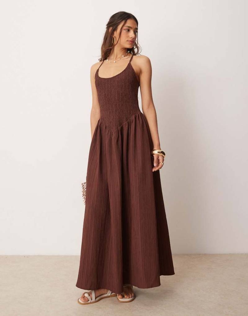 ASOS DESIGN - Maxikleid in Schokobraun mit Knitterstruktur, U-Ausschnitt und überkreuzten Rückenträgern von ASOS DESIGN