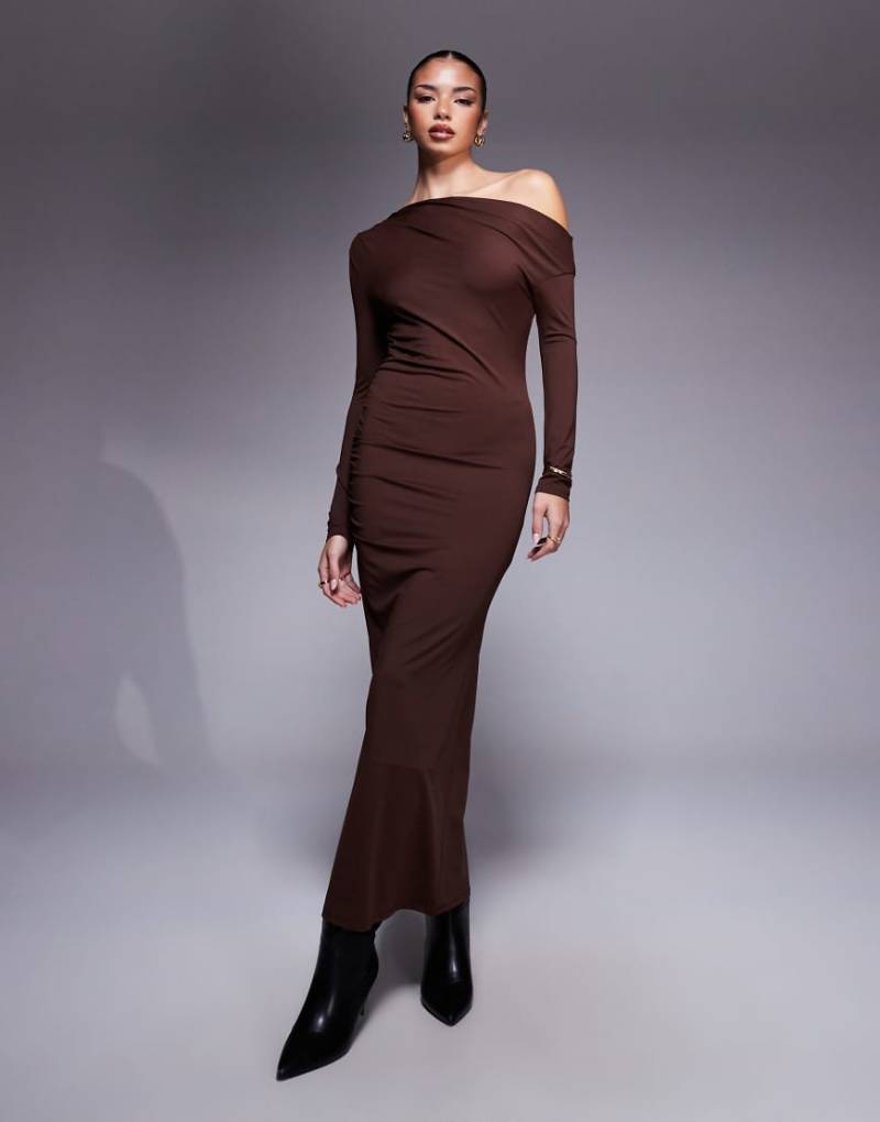 ASOS DESIGN - Maxikleid in Schokobraun mit Off-Shoulder-Schulterpartie und Wasserfallausschnitt-Brown von ASOS DESIGN