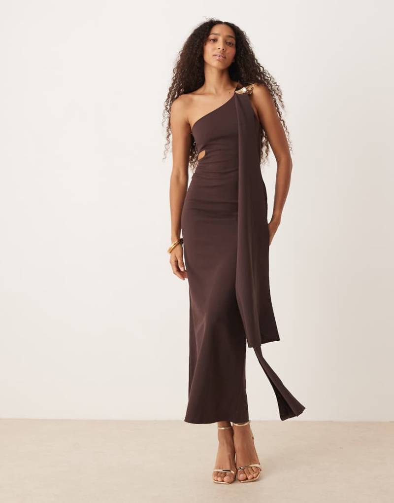 ASOS DESIGN - Maxikleid in Schokobraun mit One-Shoulder-Träger, Zierausschnitt und Besatz in gehämmerter Optik-Brown von ASOS DESIGN