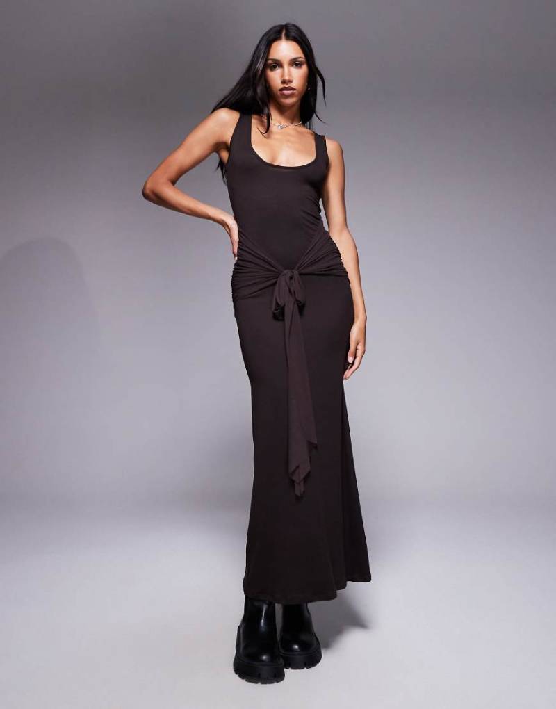 ASOS DESIGN - Maxikleid in Schokobraun mit U-Ausschnitt und Bindedetail vorne-Brown von ASOS DESIGN