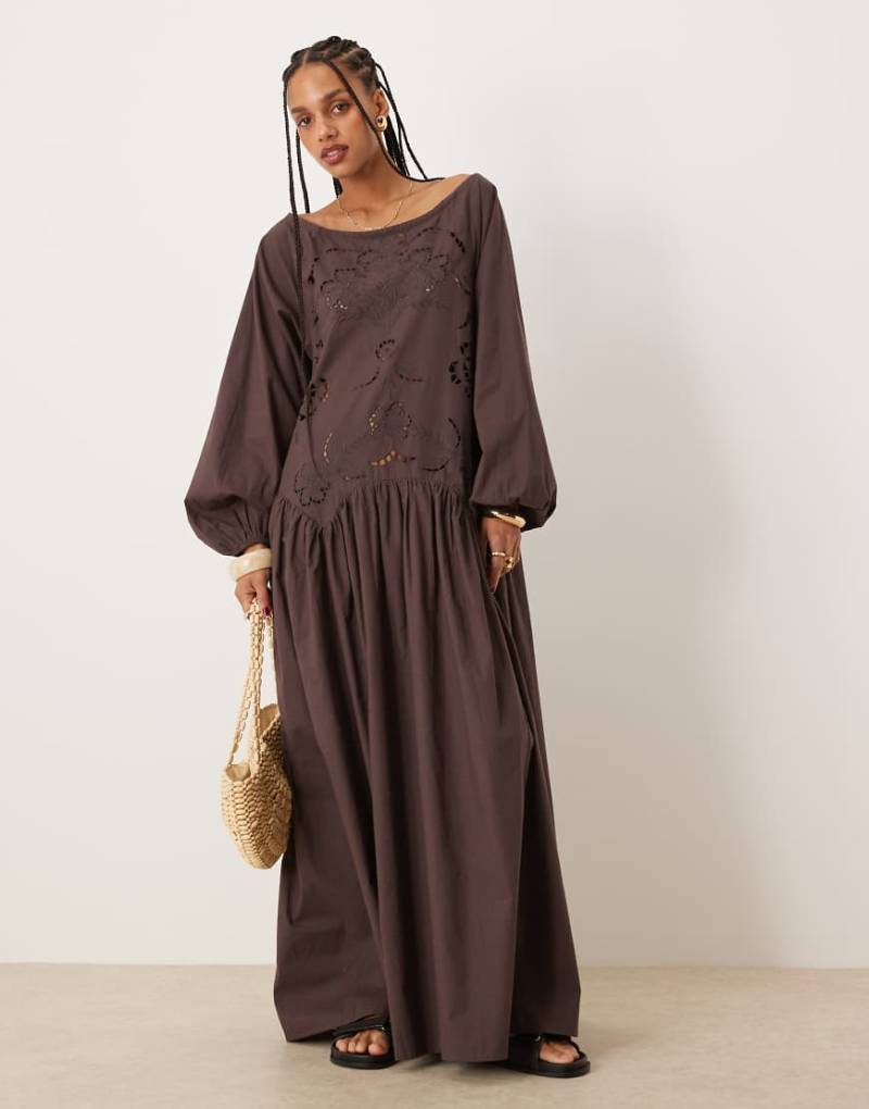ASOS DESIGN - Maxikleid in Schokobraun mit gerafftem Ausschnitt und tiefer Taille mit floralem Durchbruchmuster von ASOS DESIGN