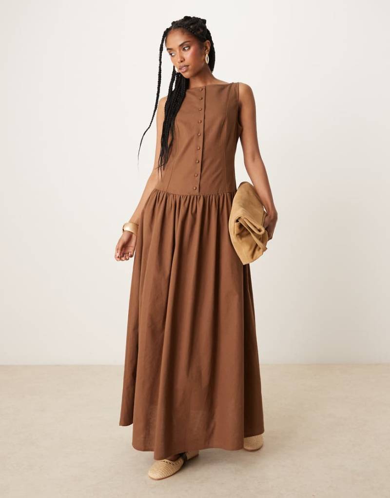 ASOS DESIGN - Maxikleid in Schokobraun mit tief angesetzter Taille, U-Boot-Ausschnitt und Knopfleiste von ASOS DESIGN