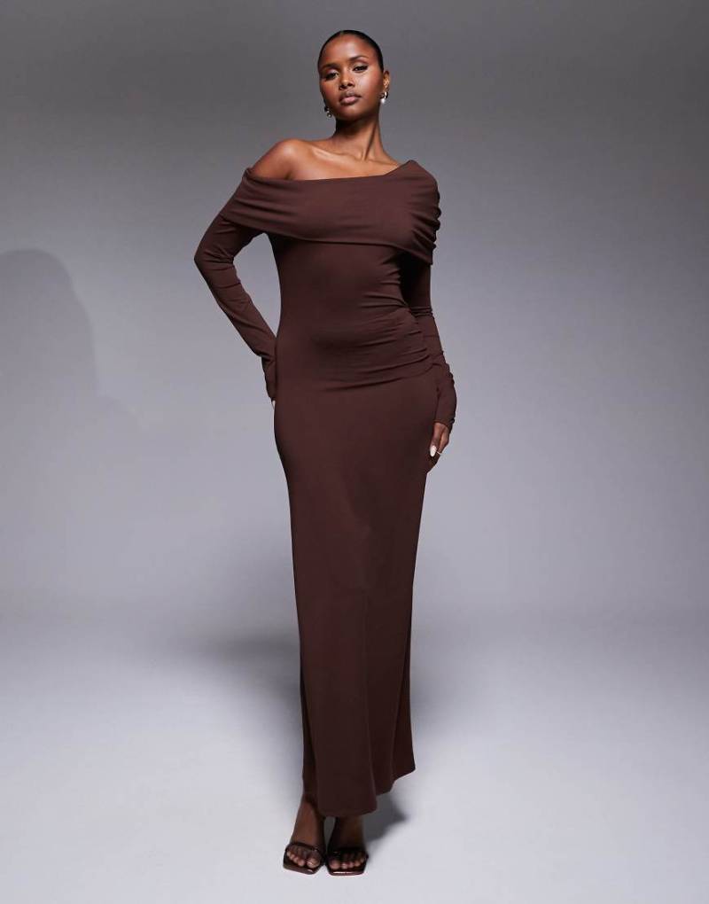 ASOS DESIGN - Maxikleid in Schokobraun mit verdrehter Off-Shoulder-Schulterpartie-Brown von ASOS DESIGN