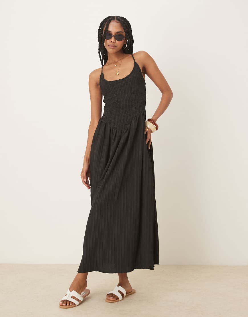 ASOS DESIGN - Maxikleid in Schwarz mit Knitterstruktur, hinten überkreuzten Trägern und U-Ausschnitt von ASOS DESIGN