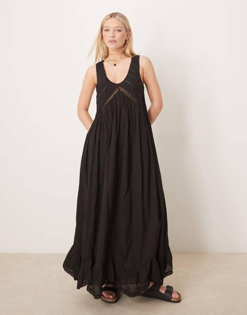ASOS DESIGN - Maxikleid in Schwarz mit Zipfelsaum und U-Ausschnitt von ASOS DESIGN
