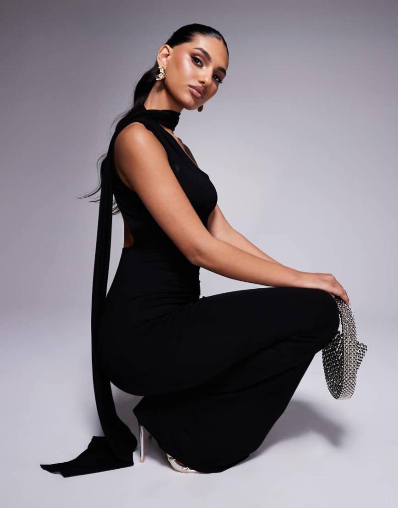 ASOS DESIGN - Maxikleid in Schwarz mit asymmetrischem U-Ausschnitt und drapiertem Schal-Detail von ASOS DESIGN