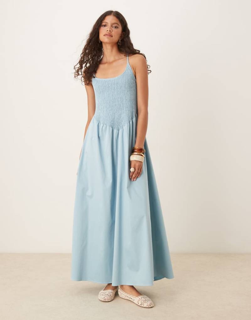 ASOS DESIGN - Maxikleid in Stahlblau mit Knitterstruktur, hinten überkreuzten Trägern und U-Ausschnitt von ASOS DESIGN