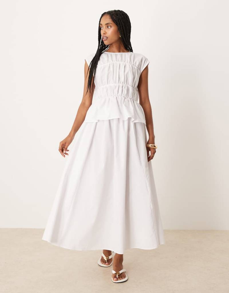 ASOS DESIGN - Maxikleid in Weiß mit gerafften Stoffbahnen von ASOS DESIGN