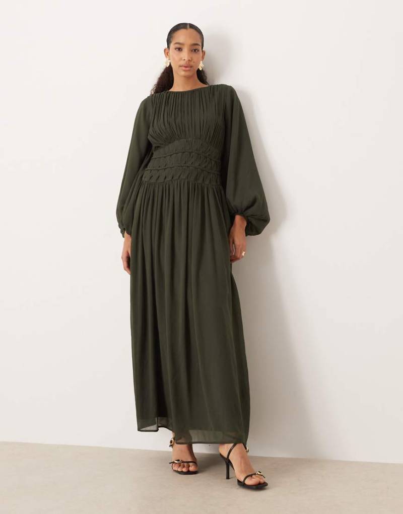 ASOS DESIGN - Maxikleid in dunklem Khaki mit Makramee-Taille-Grün von ASOS DESIGN