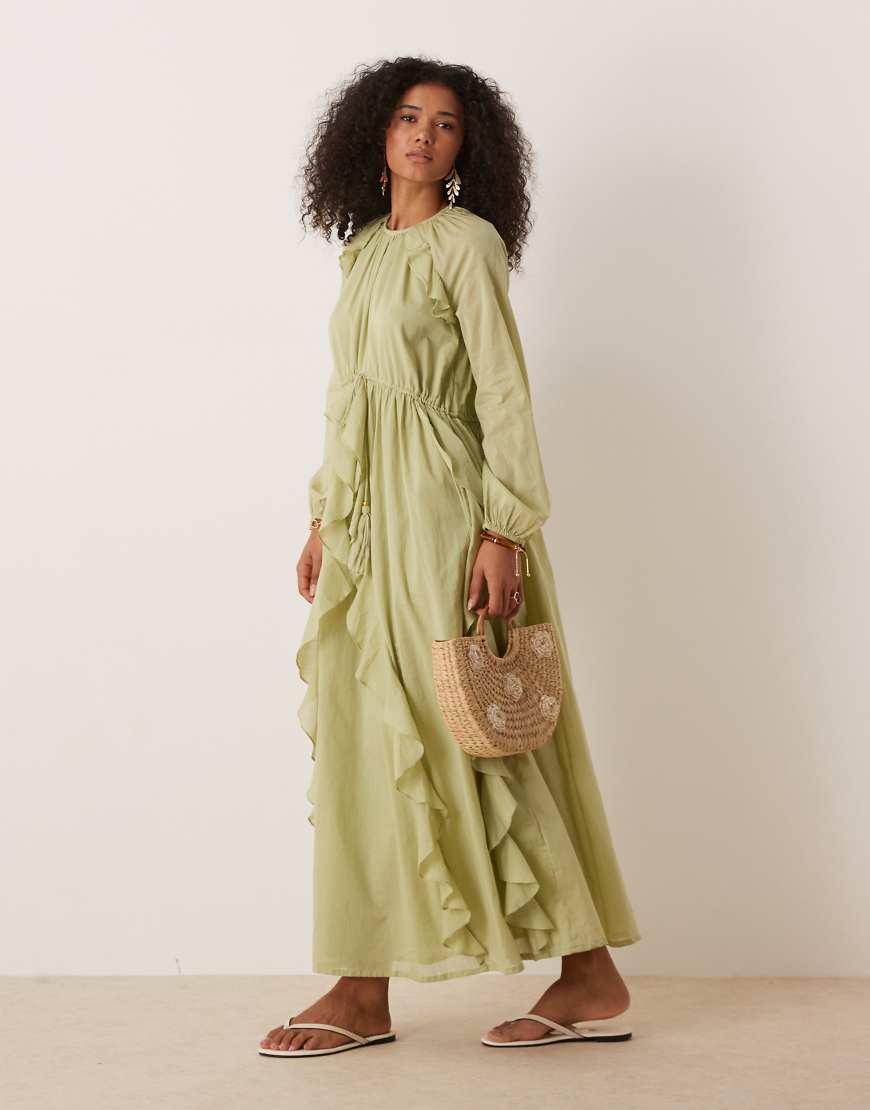 ASOS DESIGN - Maxikleid in gedämpftem Grün mit Rundhalsausschnitt, geraffter Taille und Rüschen ASOS DESIGN - Maxikleid in gedämpftem Grün mit Rundhalsausschnitt, geraffter Taille und Rüschen von ASOS DESIGN