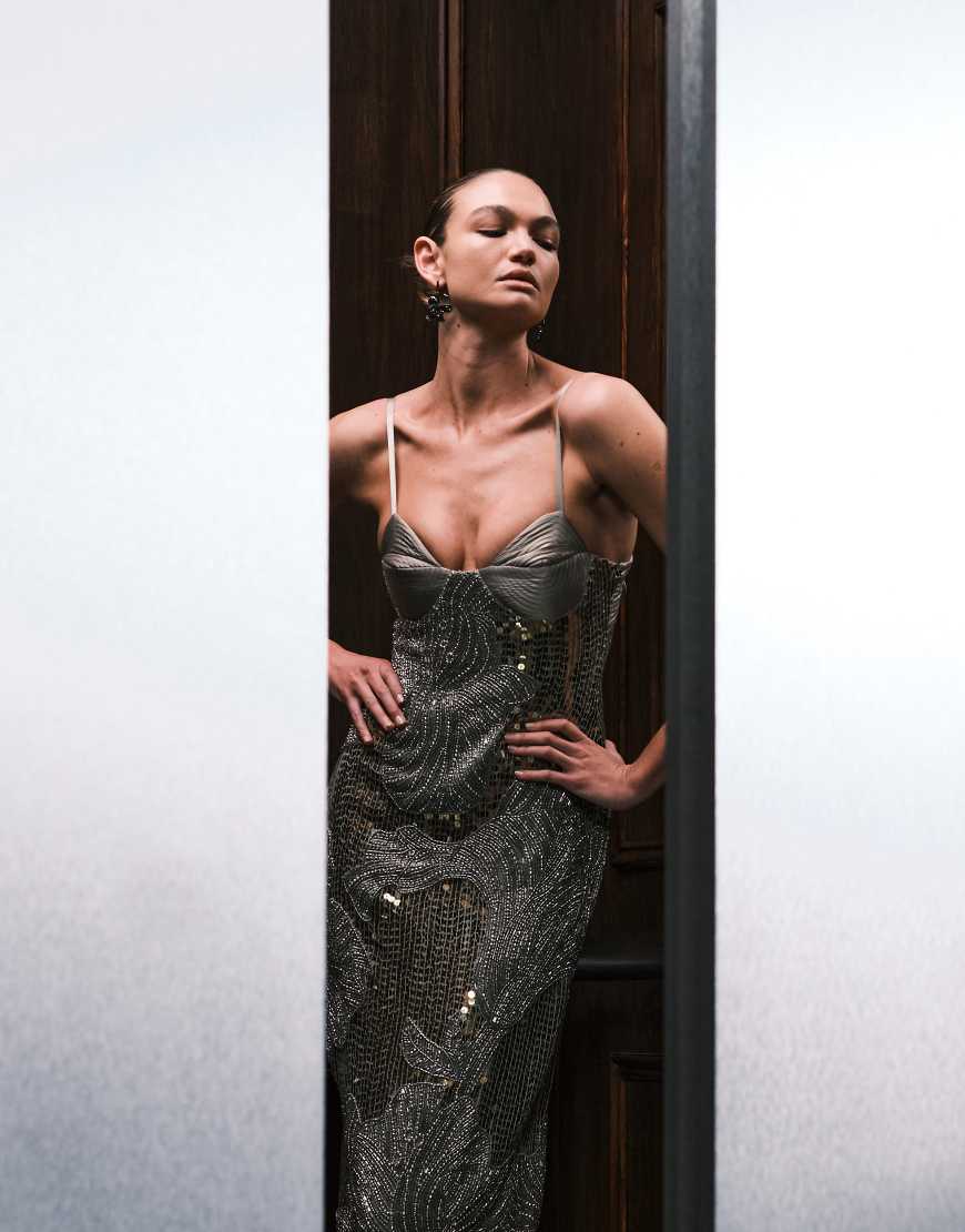 ASOS DESIGN - Maxikleid in hellem Khaki mit Paillettenverzierung, übergroßem Blumenmuster und eingearbeiteten Körbchen-Grün von ASOS DESIGN