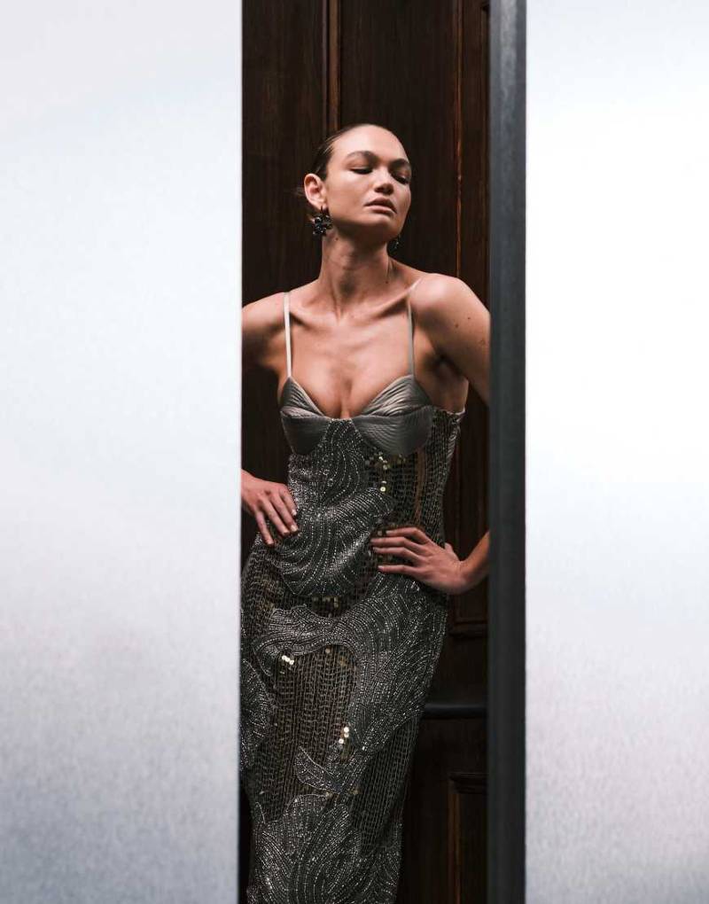 ASOS DESIGN - Maxikleid in hellem Khaki mit Paillettenverzierung, übergroßem Blumenmuster und eingearbeiteten Körbchen-Grün von ASOS DESIGN