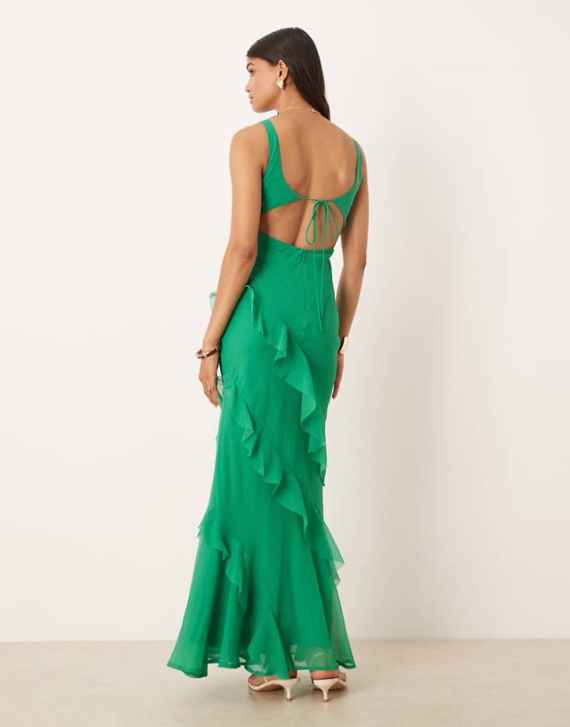 ASOS DESIGN - Maxikleid in kräftigem Grün mit U-Ausschnitt, Rüschenrock und Rücken-Zierausschnitt von ASOS DESIGN