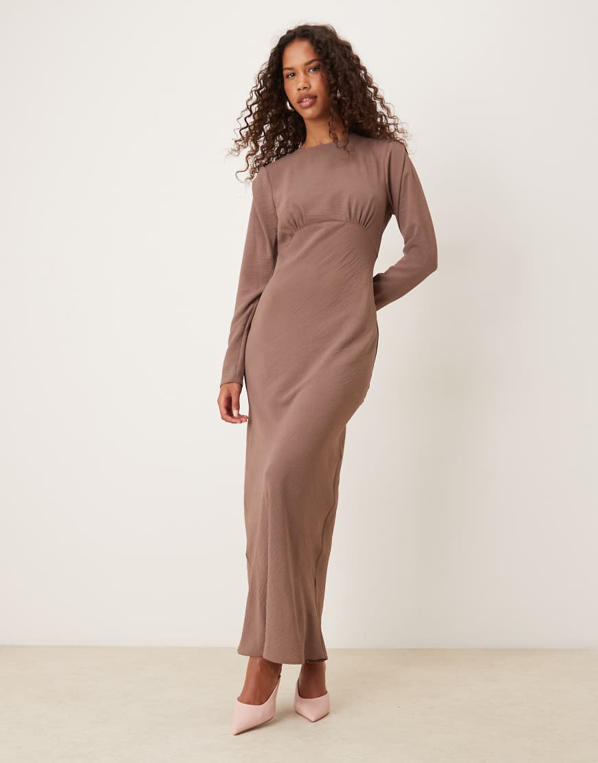 ASOS DESIGN - Maxikleid in kräftigem Taupe mit Schrägschnitt und Detail an der Brustpartie-Brown von ASOS DESIGN
