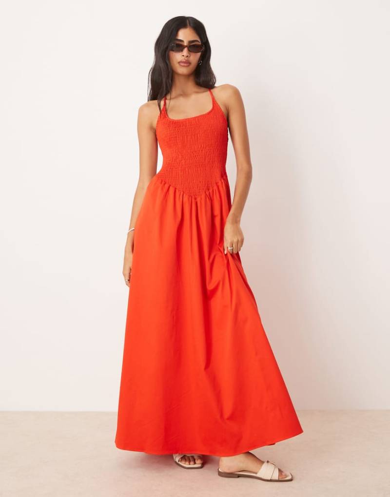 ASOS DESIGN - Maxikleid in leuchtendem Rot mit Knitterstruktur, hinten überkreuzten Trägern und U-Ausschnitt von ASOS DESIGN
