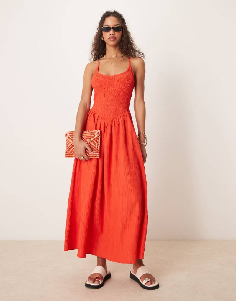 ASOS DESIGN - Maxikleid in leuchtendem Rot mit Knitterstruktur, hinten überkreuzten Trägern und U-Ausschnitt von ASOS DESIGN