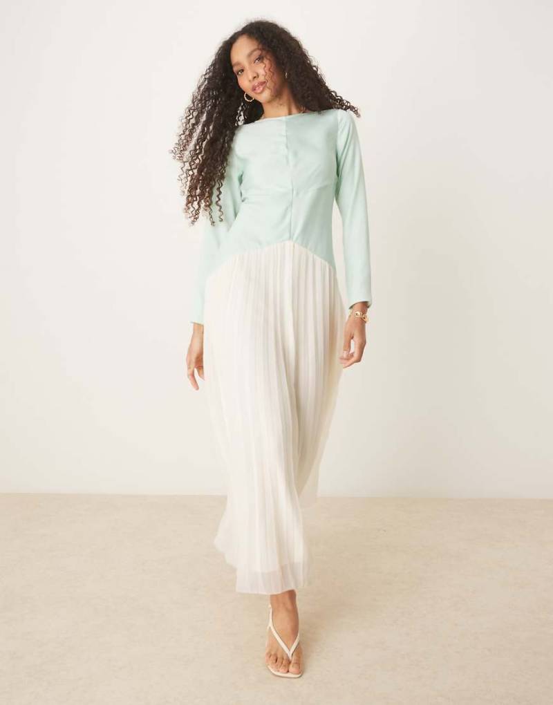ASOS DESIGN - Maxikleid mit Farbblockdesign in Grün und Creme mit Plissee-Rock und tief angesetzter Taille-Bunt von ASOS DESIGN