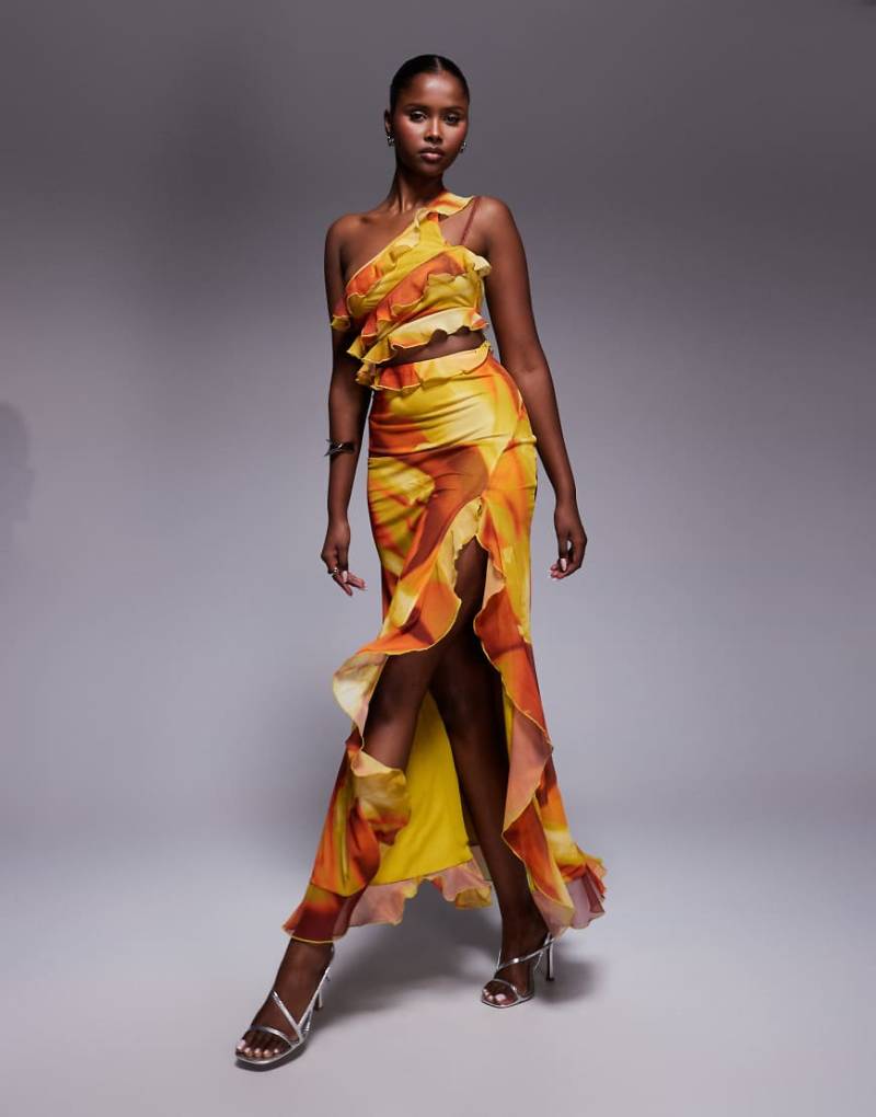 ASOS DESIGN - Maxikleid mit One-Shoulder-Träger, Rüschen und abstraktem Muster in Orange und Gelb-Bunt von ASOS DESIGN