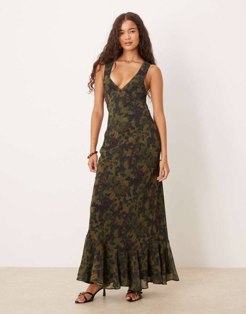 ASOS DESIGN - Maxikleid mit Rüschensaum, Rückenträger-Design und Blumenprint-Grün von ASOS DESIGN