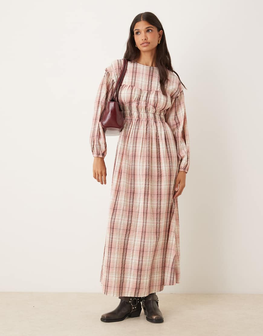 ASOS DESIGN - Maxikleid mit Rundhalsausschnitt, gerafftem Oberteil, Detail im Brustbereich und staubrosa Karomuster-Bunt von ASOS DESIGN