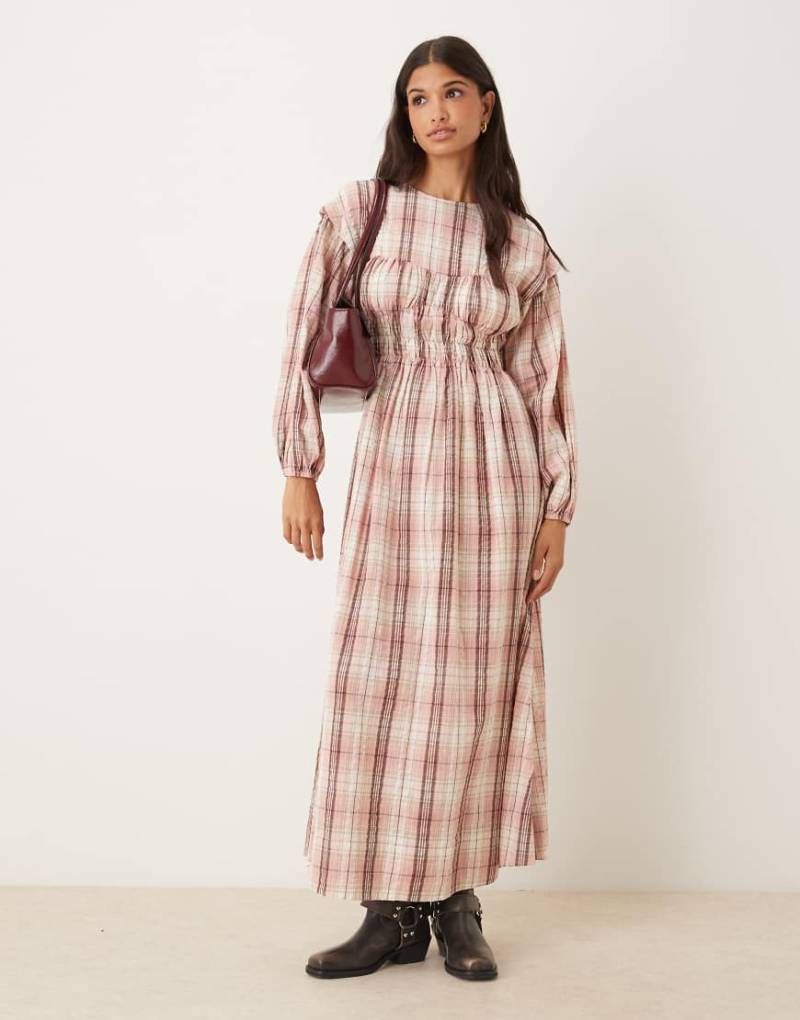 ASOS DESIGN - Maxikleid mit Rundhalsausschnitt, gerafftem Oberteil, Detail im Brustbereich und staubrosa Karomuster-Bunt von ASOS DESIGN
