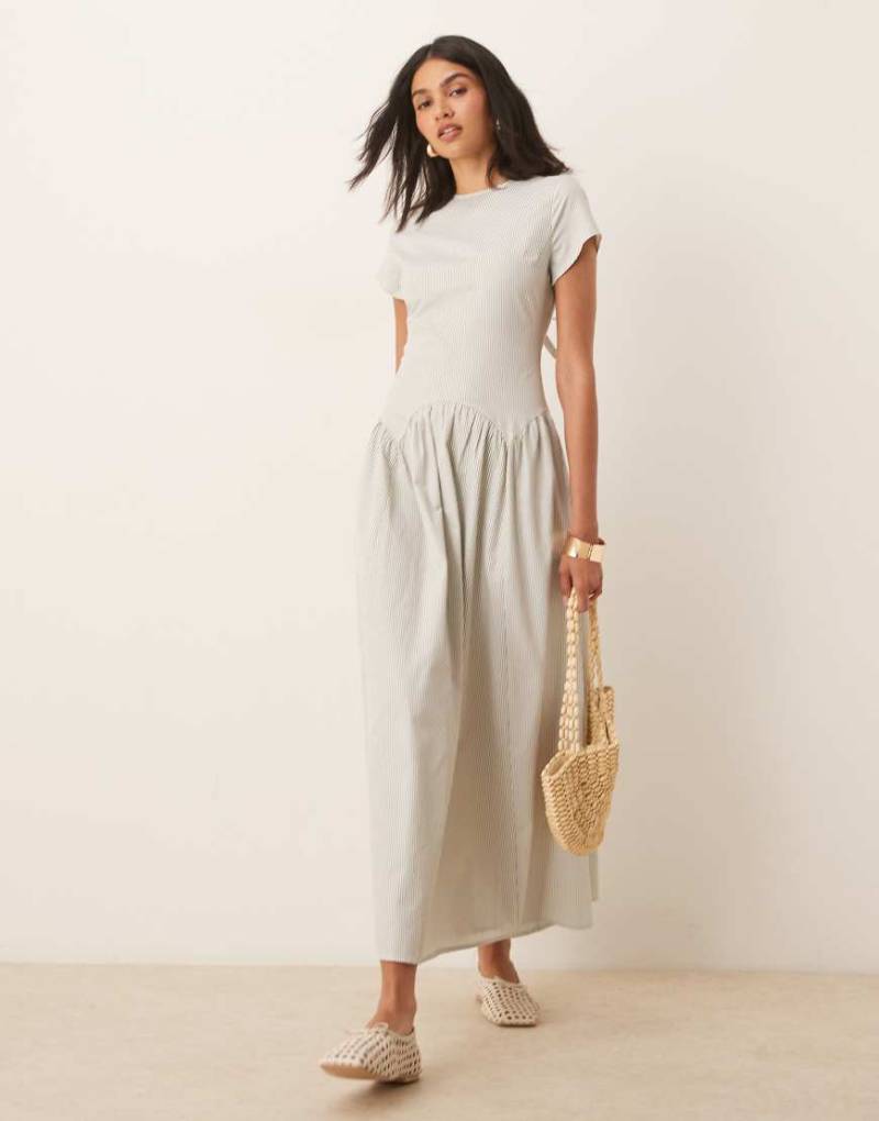 ASOS DESIGN - Maxikleid mit T-Shirt-Oberteil, Streifenmuster und tief angesetzter Taille-Bunt von ASOS DESIGN