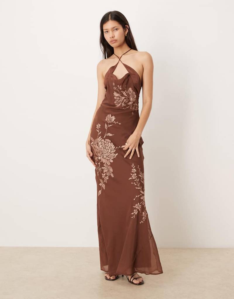 ASOS DESIGN - Maxikleid mit Ton-in-Ton-Stickerei, Neckholder und Schlüssellochdetail vorne in Braun-Brown von ASOS DESIGN