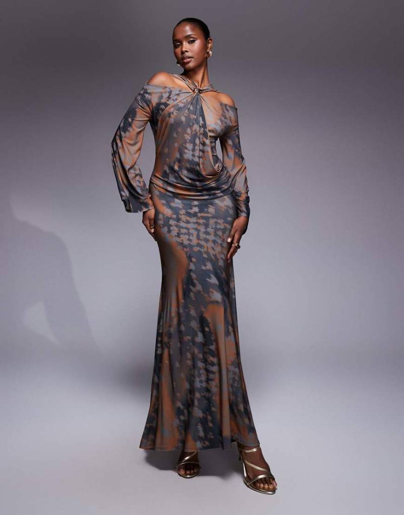 ASOS DESIGN - Maxikleid mit abstraktem Druck, schulterfreien Ärmeln, drapierter Vorderseite und Verzierung-Bunt von ASOS DESIGN
