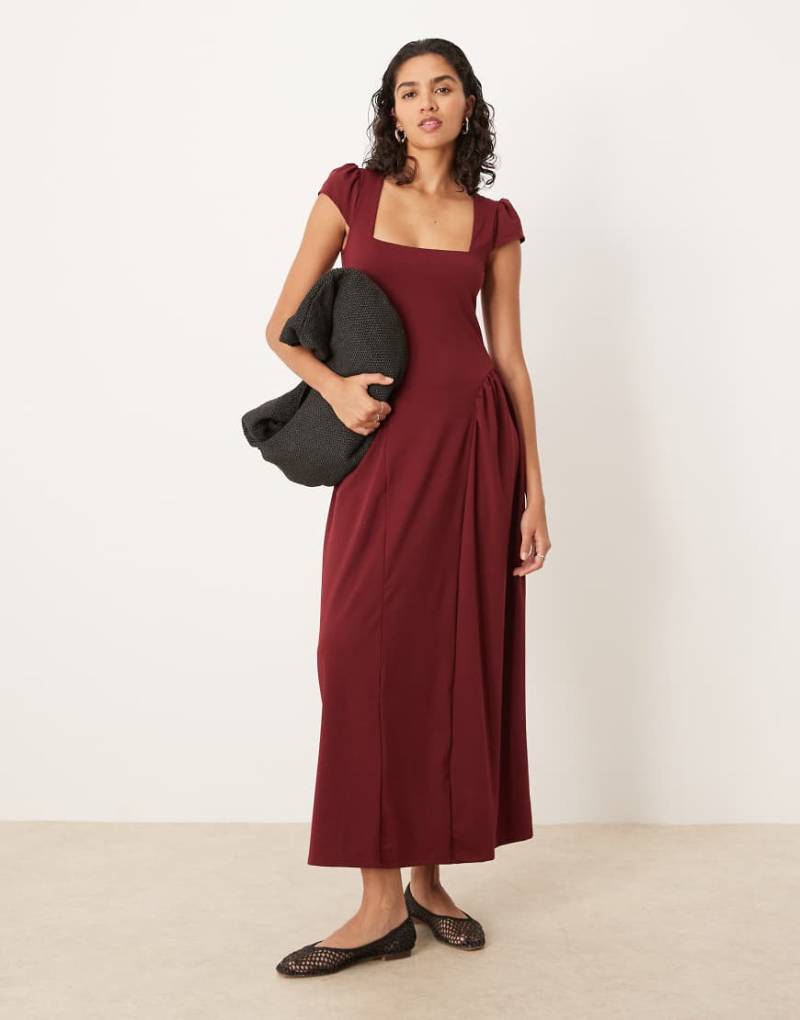 ASOS DESIGN - Maxikleid mit eckigem Ausschnitt und angeschnittenen Ärmeln in Burgunderrot von ASOS DESIGN