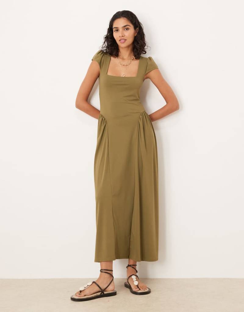 ASOS DESIGN - Maxikleid mit eckigem Ausschnitt und angeschnittenen Ärmeln in Khaki-Grün von ASOS DESIGN