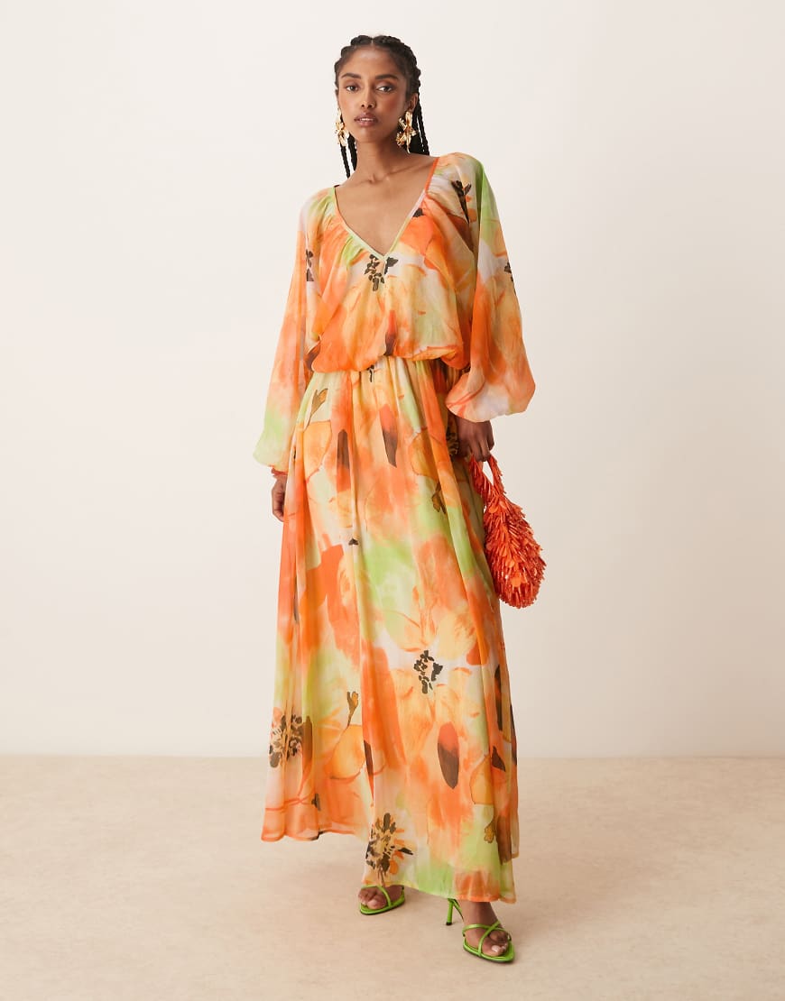 ASOS DESIGN - Maxikleid mit langen bauschigen Blousonärmeln und großem Blumenmuster in Orange-Bunt ASOS DESIGN - Maxikleid mit langen bauschigen Blousonärmeln und großem Blumenmuster in Orange-Bunt von ASOS DESIGN