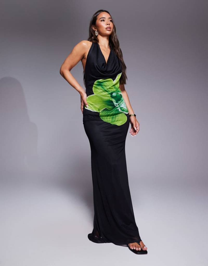 ASOS DESIGN - Maxikleid mit tiefem Ausschnitt, Neckholder und platziertem Blumenprint in Limettengrün-Bunt von ASOS DESIGN