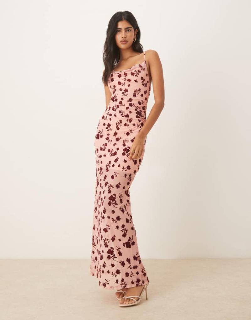 ASOS DESIGN - Maxikleid mit tiefem Wasserfall-Dekolleté aus beflocktem Mesh in Rosa von ASOS DESIGN