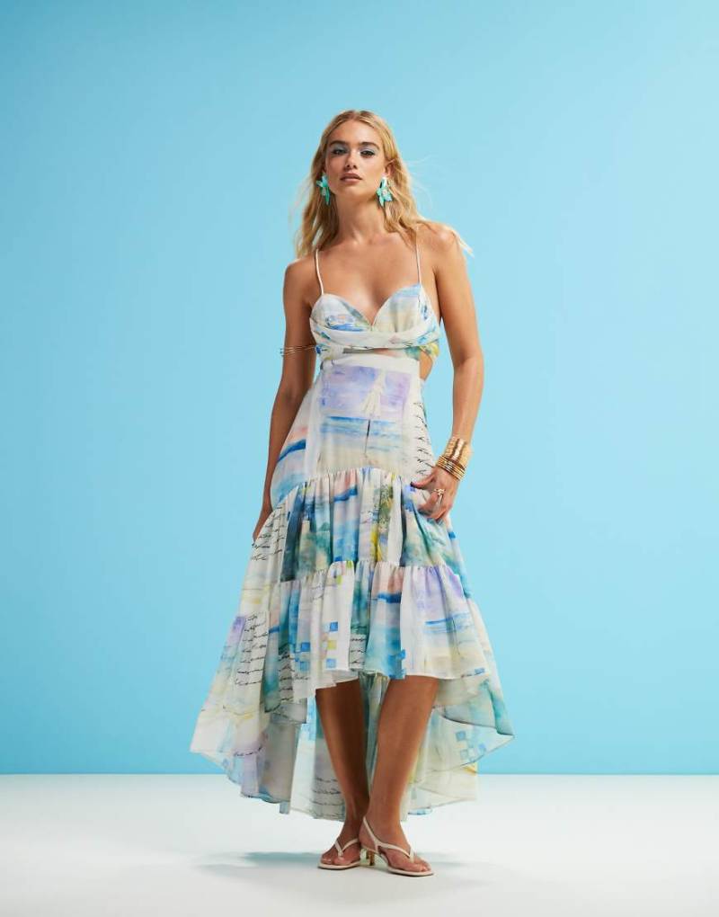 ASOS DESIGN - Maxikleid mit tiefer Taille, hinten längerem Saum und verwaschenem Postkarten-Print-Bunt von ASOS DESIGN
