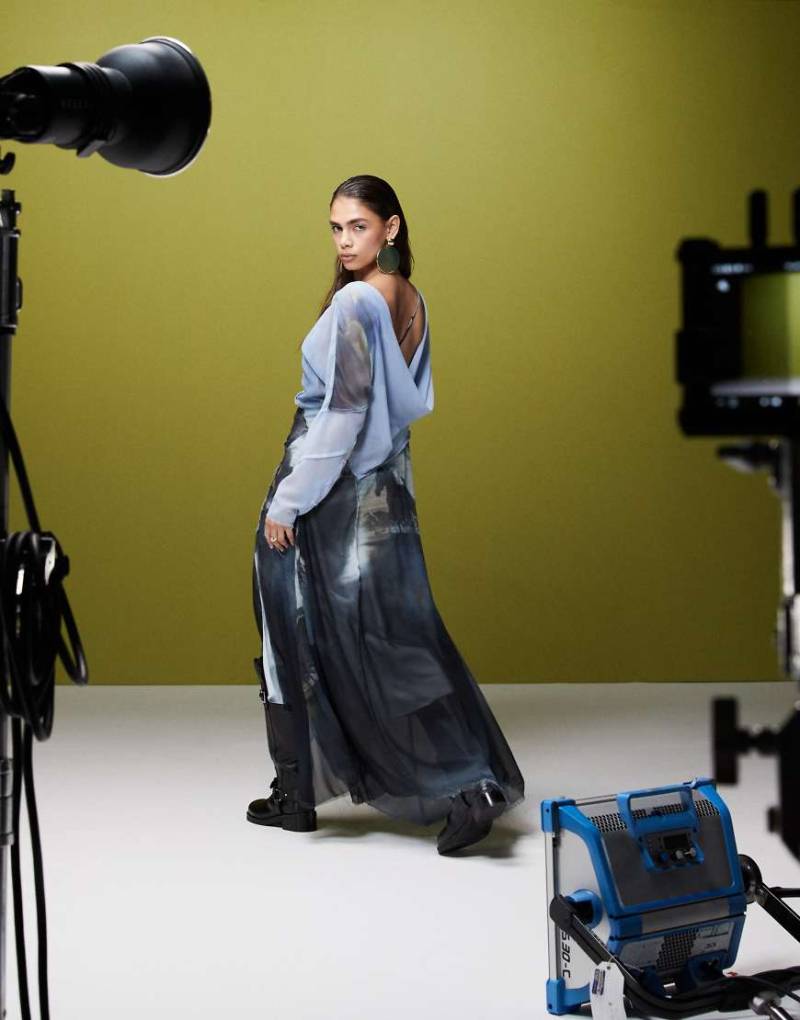 ASOS DESIGN - Maxikleid mit ungesäumtem Saum, tiefem Wasserfallausschnitt hinten und platziertem Pferde-Print-Bunt von ASOS DESIGN