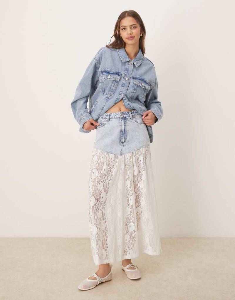 ASOS DESIGN - Maxirock aus Denim in mittelblauer Waschung mit kontrastierender Spitze von ASOS DESIGN