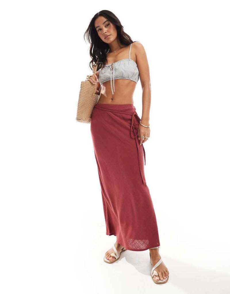 ASOS DESIGN - Maxirock aus Leinenmix in Burgunderrot mit Schrägschnitt von ASOS DESIGN