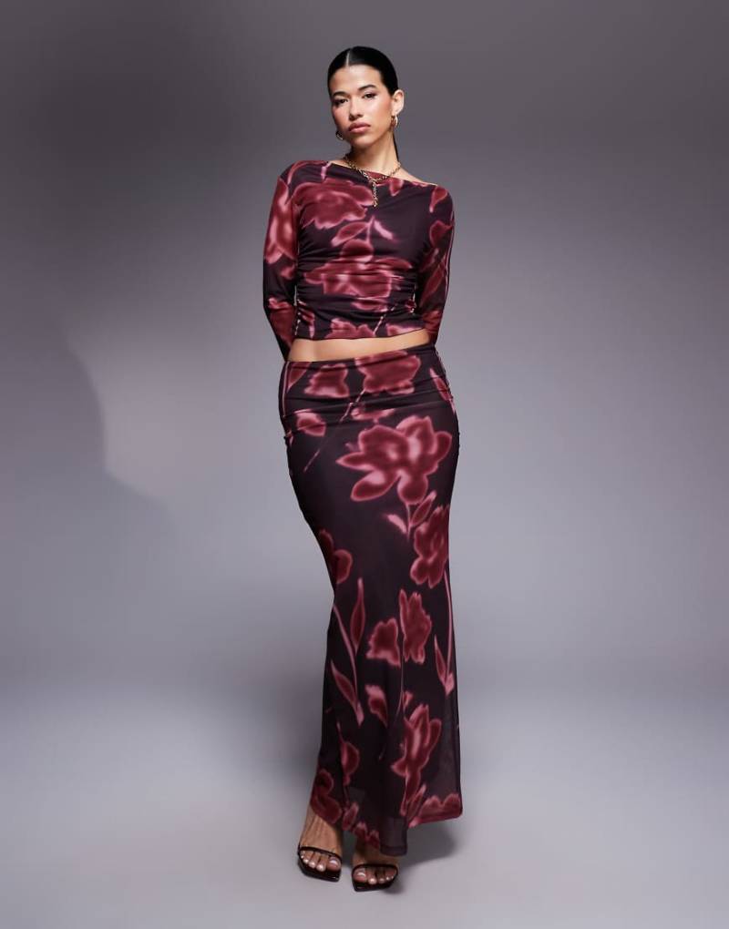 ASOS DESIGN - Maxirock aus Netzstoff in Burgunderrot mit verschwommenem Blumenmuster und niedrigem Bund, Kombiteil von ASOS DESIGN