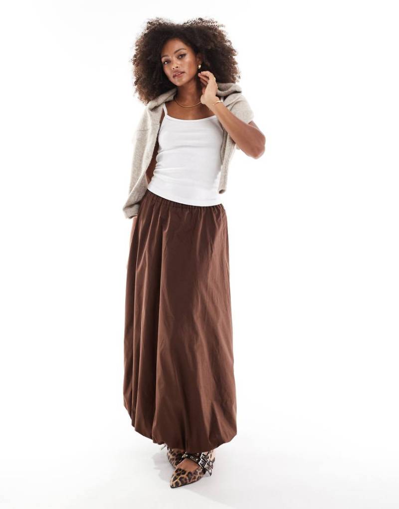 ASOS DESIGN - Maxirock aus Popeline in Schokobraun mit Ballonsaum von ASOS DESIGN