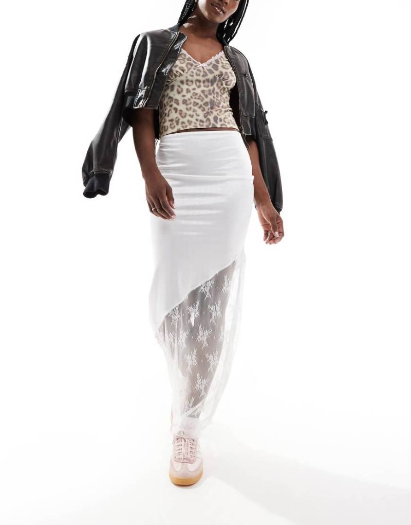 ASOS DESIGN - Maxirock aus Satin in Elfenbein mit Spitzeneinsatz-Weiß von ASOS DESIGN