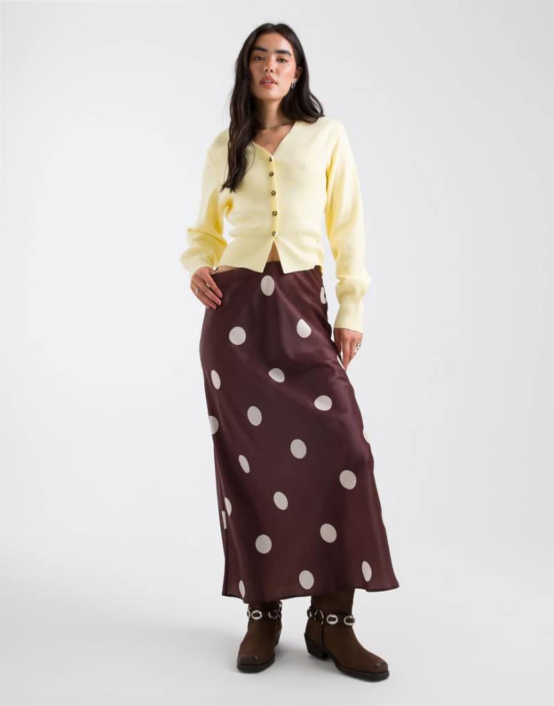 ASOS DESIGN - Maxirock aus Satin in Schokobraun mit Polka Dots und niedrigem Bund-Brown von ASOS DESIGN