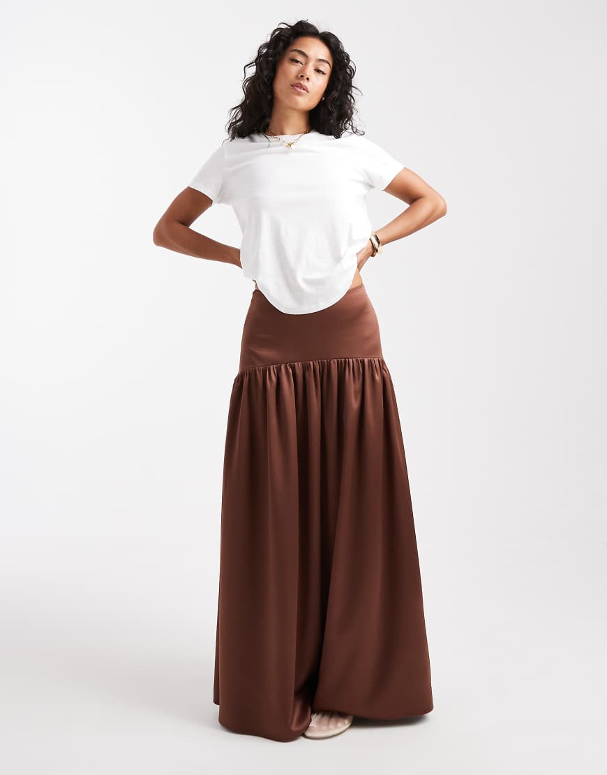ASOS DESIGN - Maxirock aus Satin in Schokobraun mit tiefer Taille-Brown ASOS DESIGN - Maxirock aus Satin in Schokobraun mit tiefer Taille-Brown von ASOS DESIGN