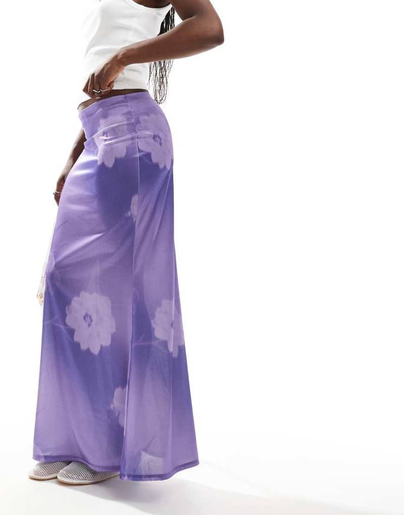 ASOS DESIGN - Maxirock aus elastischem Satin in Flieder mit Farbverlauf und Blumenmuster-Bunt von ASOS DESIGN
