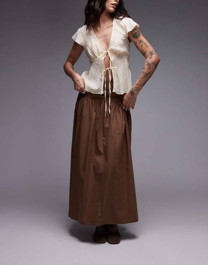 ASOS DESIGN - Maxirock in Braun mit tiefer Taille-Brown von ASOS DESIGN